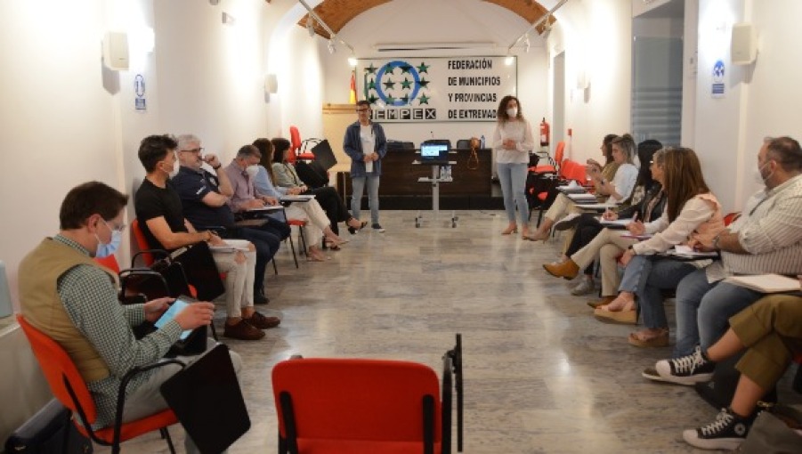 Una veintena de trabajadores sociales participan en la jornada presencial del curso “Acceso a dispositivos residenciales para mayores en Extremadura”